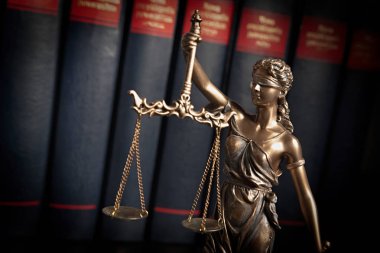 Bayan Adalet, themis, kitaplar arka plan üzerinde adalet heykeli. Hukuk kavramı ile Adalet heykelcik Kitaplığı'nda