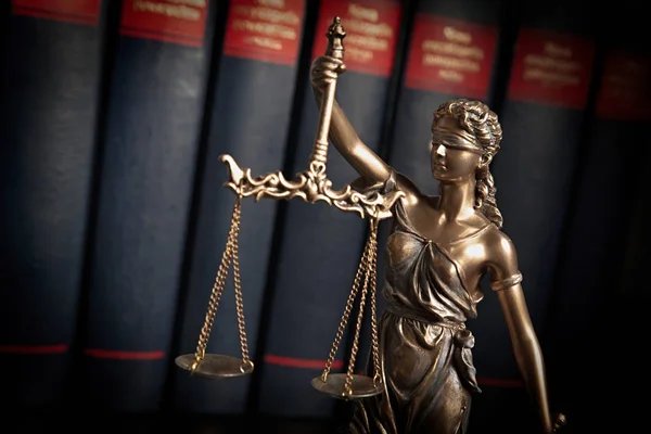Lady Justice Themis Estátua Justiça Fundo Dos Livros Conceito Lei — Fotografia de Stock