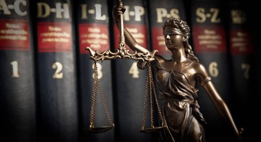Bayan Adalet, themis, kitaplar arka plan üzerinde adalet heykeli. Hukuk kavramı ile Adalet heykelcik Kitaplığı'nda
