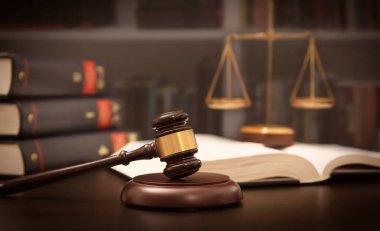 Tokmak ve ölçek mahkemede yargıç. Kütüphane kitap arka planda çok ile