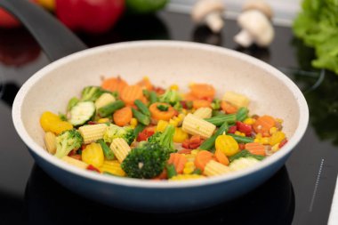 Taze sebze bir tencerede kızartılır. Sağlıklı beslenme kavramı. Sağlıklı beslenme kavramı