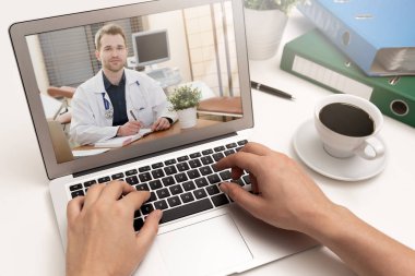 Bilgisayar dizüstü bilgisayar ekranında bir stetoskop ile doktor. Teletıp veya telehealth kavramı.
