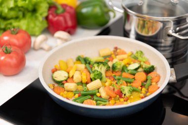 Taze sebze bir tencerede kızartılır. Sağlıklı beslenme kavramı. Sağlıklı beslenme kavramı