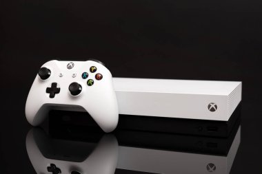 Wroclaw, Polonya - 08 Ocak 2019: En güçlü nesil video oyun konsolu Xbox bir X olduğunu