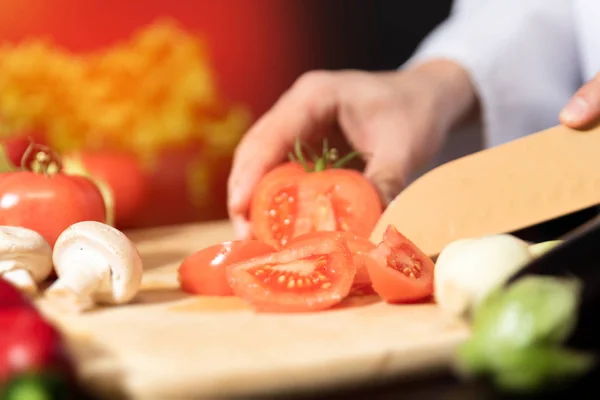 Szef Kuchni Przygotowuje Świeże Warzywa Gotowanie Zdrowe Odżywianie Koncepcja — Zdjęcie stockowe