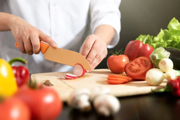 Szef Kuchni Przygotowuje Świeże Warzywa Gotowanie Zdrowe Odżywianie Koncepcja — Zdjęcie stockowe