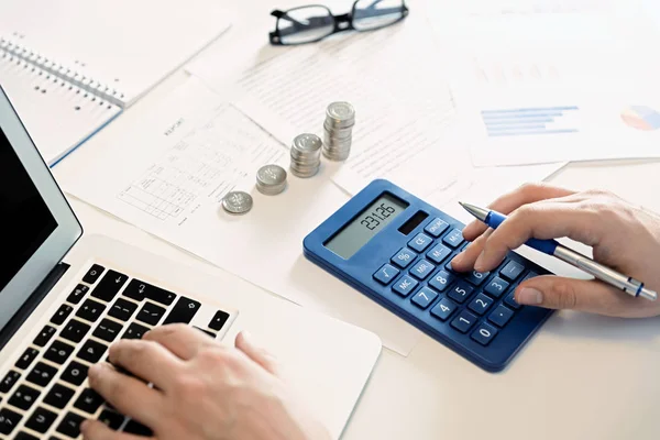 Homem Calcula Poupança Conceito Planeamento Orçamental Empresário Que Trabalha Escritório — Fotografia de Stock