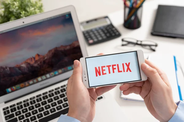 Wroclaw Polen Januar 2019 Mann Mit Smartphone Mit Netflix Logo — Stockfoto