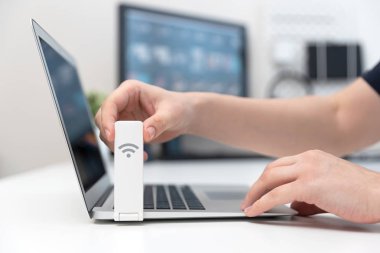 Kablosuz Internet kavramı. Mobil şebeke genişletici veya mobil internet modem Usb stick kullanarak adam