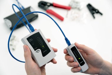 Nitelikli kablo performans test cihazı kullanan adam. Teechnician ölçü bağlı kabloları bir