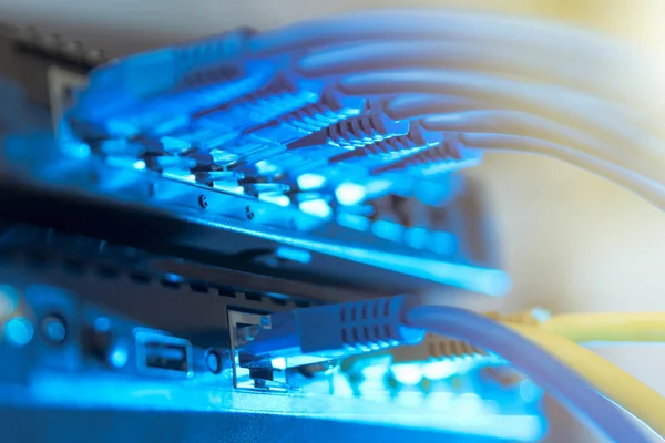 Hálózati Infrastruktúra Kapcsolóhoz Vagy Útválasztóhoz Csatlakozó Kábel Csatlakozások Ethernet Vezetékes — Stock Fotó