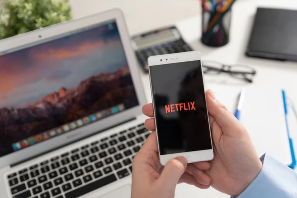 Wroclaw 2019年1月31日 拿着带有 Netflix 标志的智能手机的人 Netflix 是流媒体电影和电视系列的全球供应商 — 图库照片