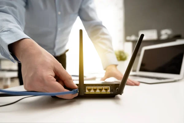 Man Schließt Das Internetkabel Die Buchse Des Routers Konzept Für — Stockfoto