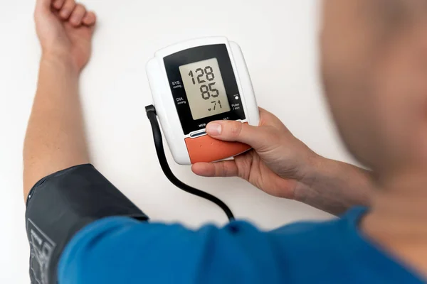 Hombre Comprueba Presión Arterial Monitorización Frecuencia Cardíaca Autocuidado Con Manómetro —  Fotos de Stock