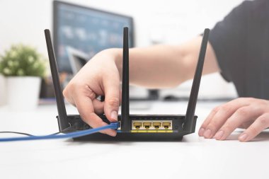 Adam internet kablosu yönlendiriciye bağlanır.