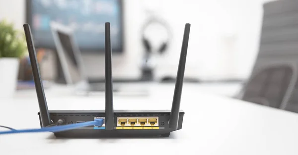 Moderner Dual Band Wireless Router — Stockfoto