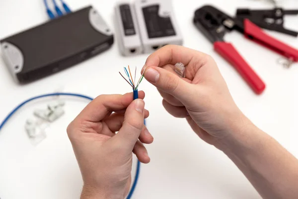 Technicus holding twisted pair internet kabel — Stockfoto