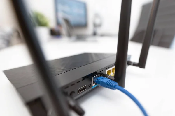 Moderna dubbla band trådlös router — Stockfoto