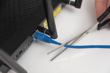 Ağ ve veri koruma kavramı makas ile kesme