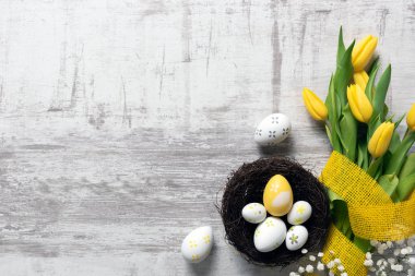 Paskalya yumurta ve çiçekler arka plan