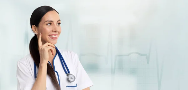 Mooie vrouw arts op medische achtergrond — Stockfoto