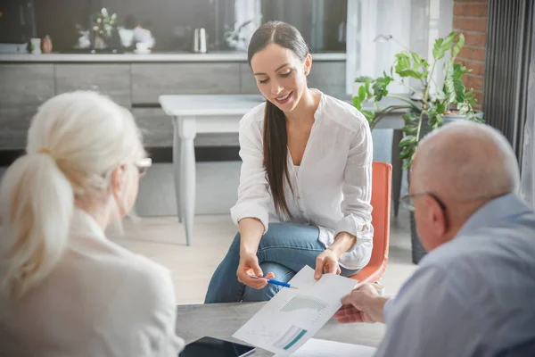 Senior coppia pianificazione dei loro investimenti — Foto Stock