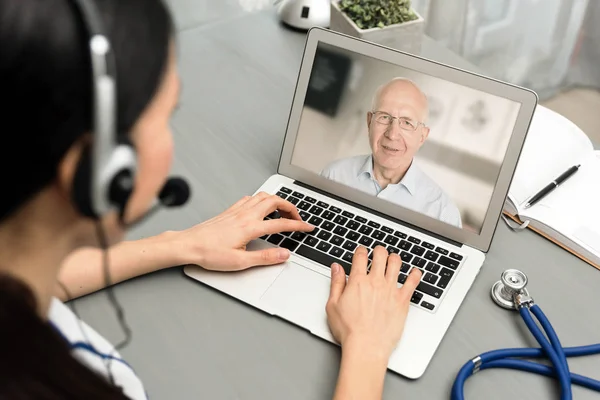 Doutor conversando com um paciente sênior — Fotografia de Stock