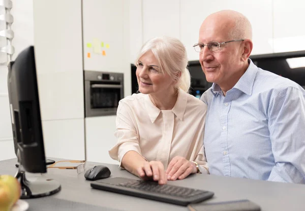 Gelukkige oudere echtpaar genieten samen op computer — Stockfoto