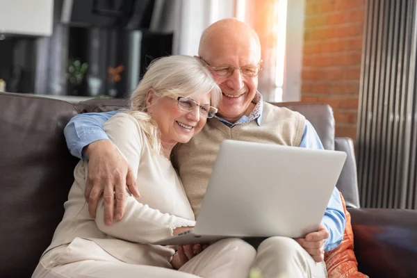 Äldre par surfar på internet tillsammans — Stockfoto