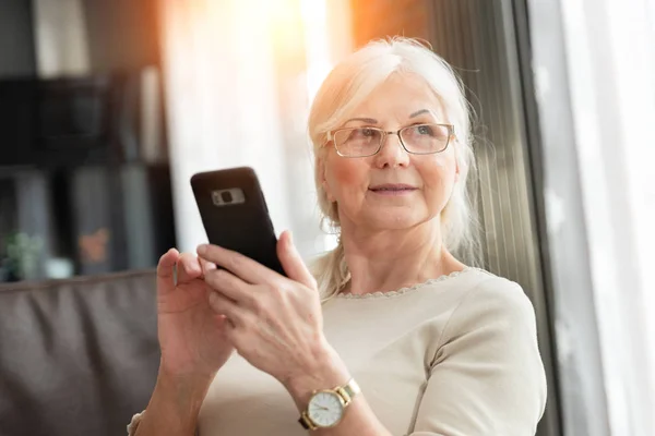 Retrato de mujer mayor elegante con teléfono inteligente —  Fotos de Stock