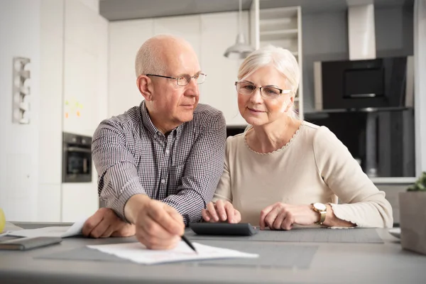 Senior par diskuterar investeringar — Stockfoto