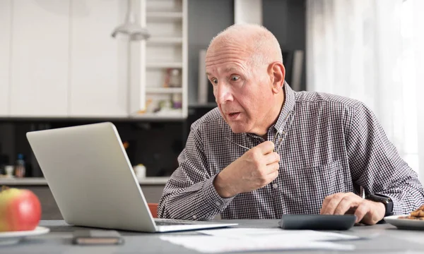 Senior man bezorgd over rekeningen en besparingen — Stockfoto