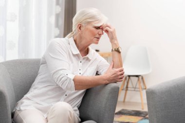 Yaşlı kadının başı ağrıyor..