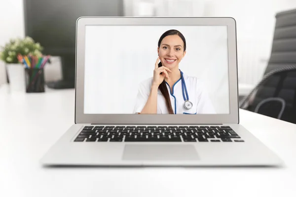 Doctor con estetoscopio, concepto de telemedicina —  Fotos de Stock