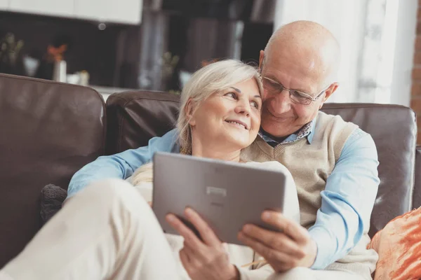 Morföräldrar använder sociala medier på Tablet — Stockfoto