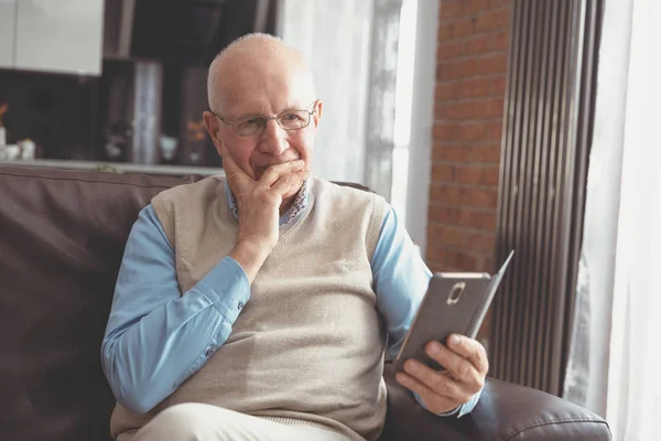 Lachende Senior man met behulp van een smartphone — Stockfoto