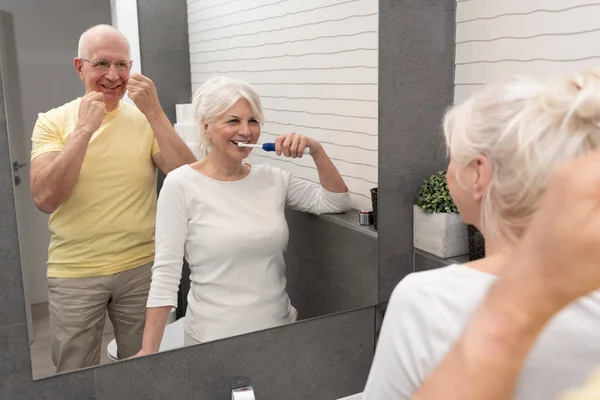 Senioren putzen Zähne im Bad — Stockfoto