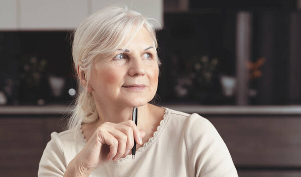 Веселый портрет пожилой женщины
