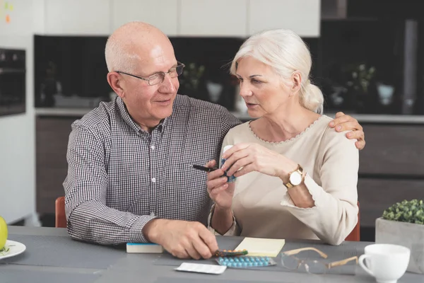 Senior paar praten over hun medicijnen — Stockfoto