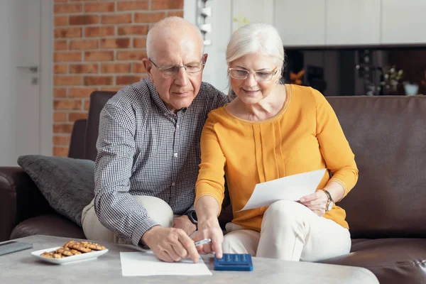 Senior couple betaalt rekeningen samen — Stockfoto