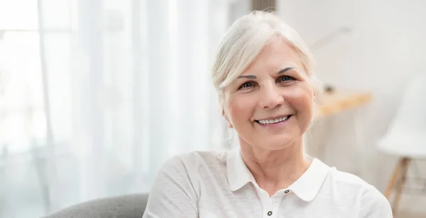 Portræt af smilende senior kvinde - Stock-foto