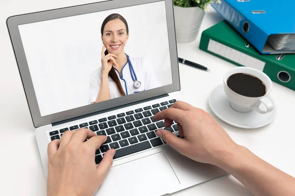 Médecin avec stéthoscope, concept de télémédecine — Photo