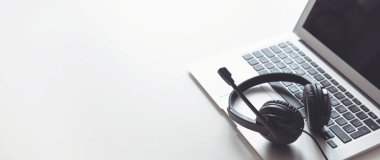 Kulaklık, ofiste telefon hattı destek konsepti
