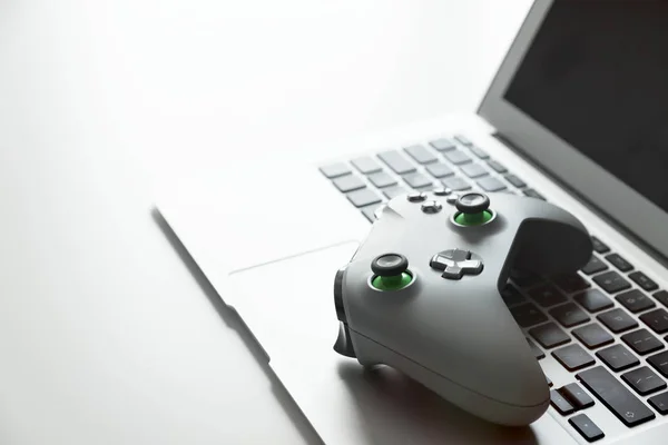 Wireless game pad controller on laptop keyboard — 스톡 사진