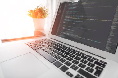 Dizüstü bilgisayar ekranında programlama kodu