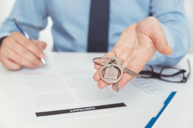 Emlakçı ile ev anahtar taşı