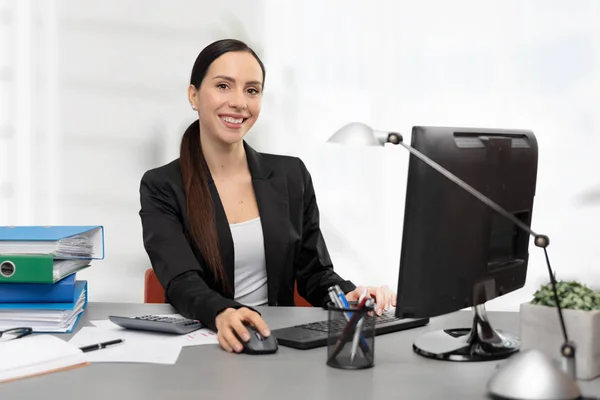 Business woman calculates tax — Stock Photo, Image