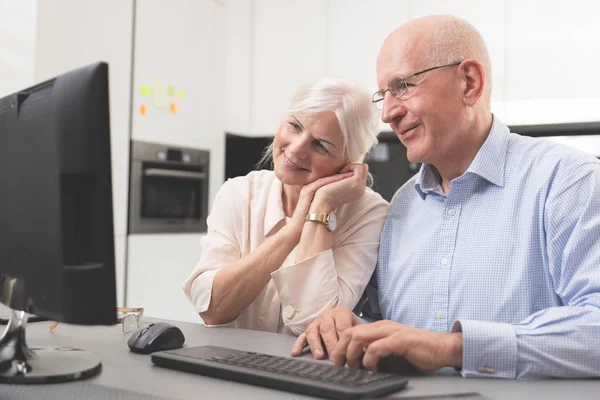 Happy Elder par njuta tillsammans på datorn — Stockfoto