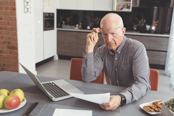 Senior man bezorgd over rekeningen en besparingen — Stockfoto