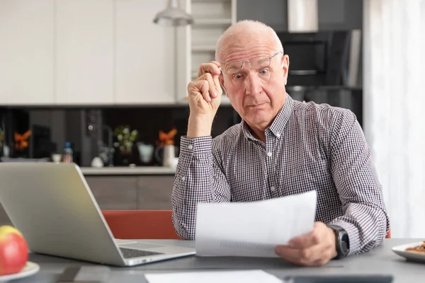 Senior man bezorgd over rekeningen en besparingen — Stockfoto